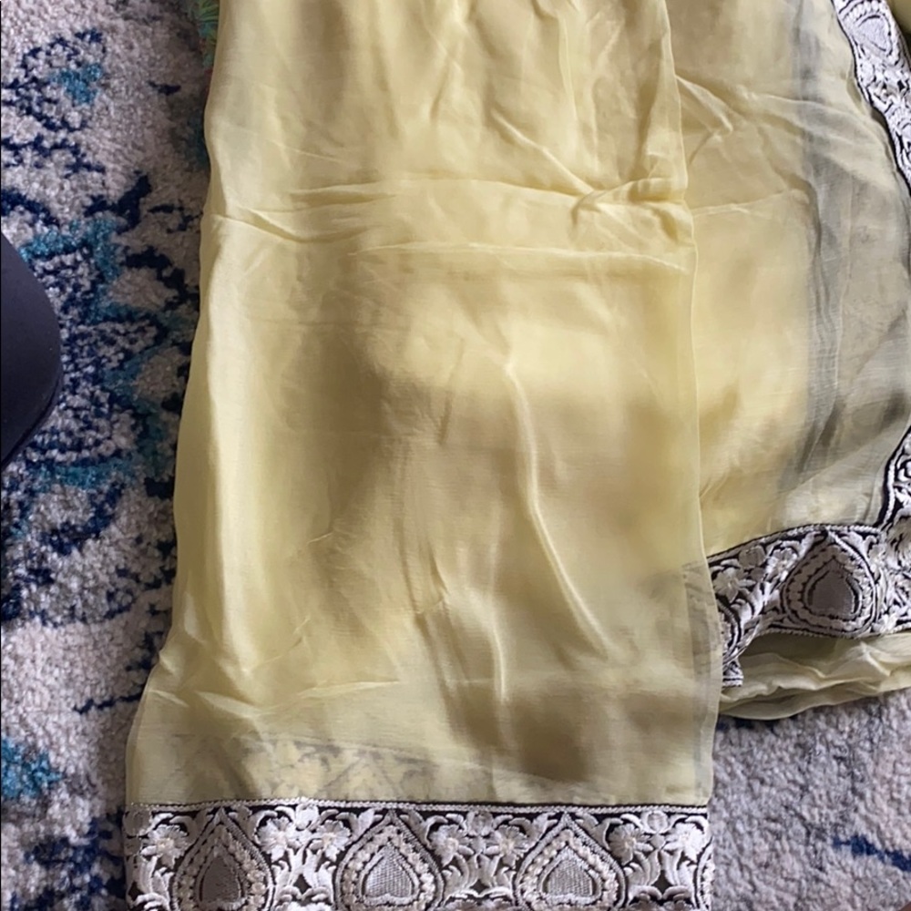 Yellow Floral Net - Picture 4 of 5